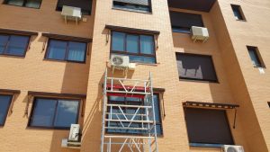 Resultados de una instalación de aire acondicionado en Fuenlabrada, Madrid. Instalación exterior en una tercera planta con andamio. 